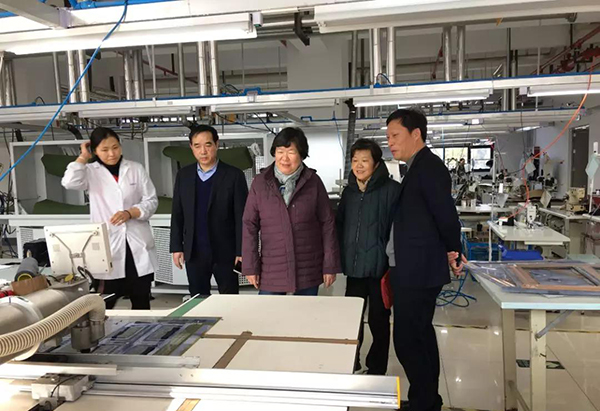 虎豹集團沙增斌副總經(jīng)理陪同謝會長、郁會長參觀工廠
